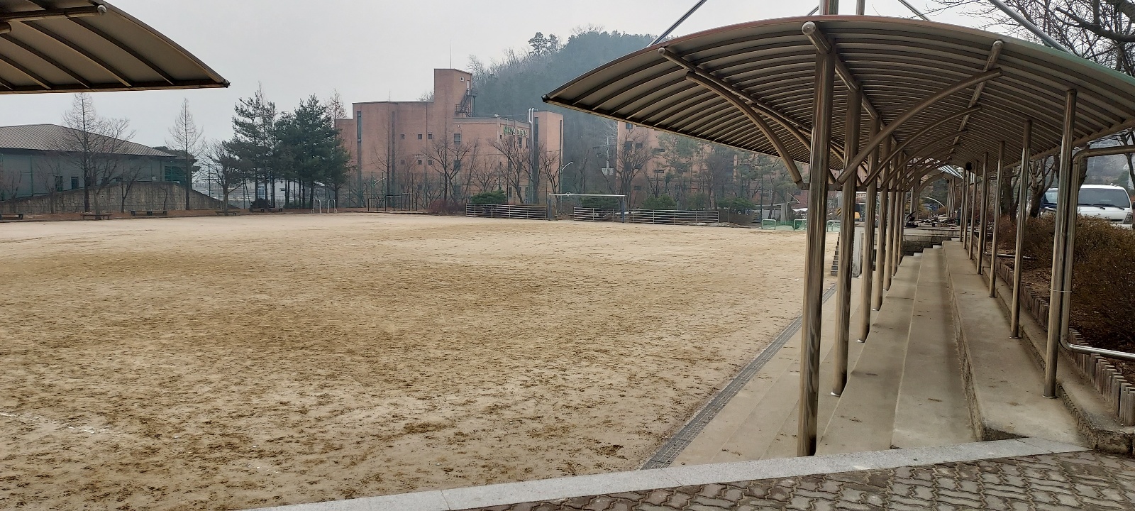 용천중학교 운동장 1