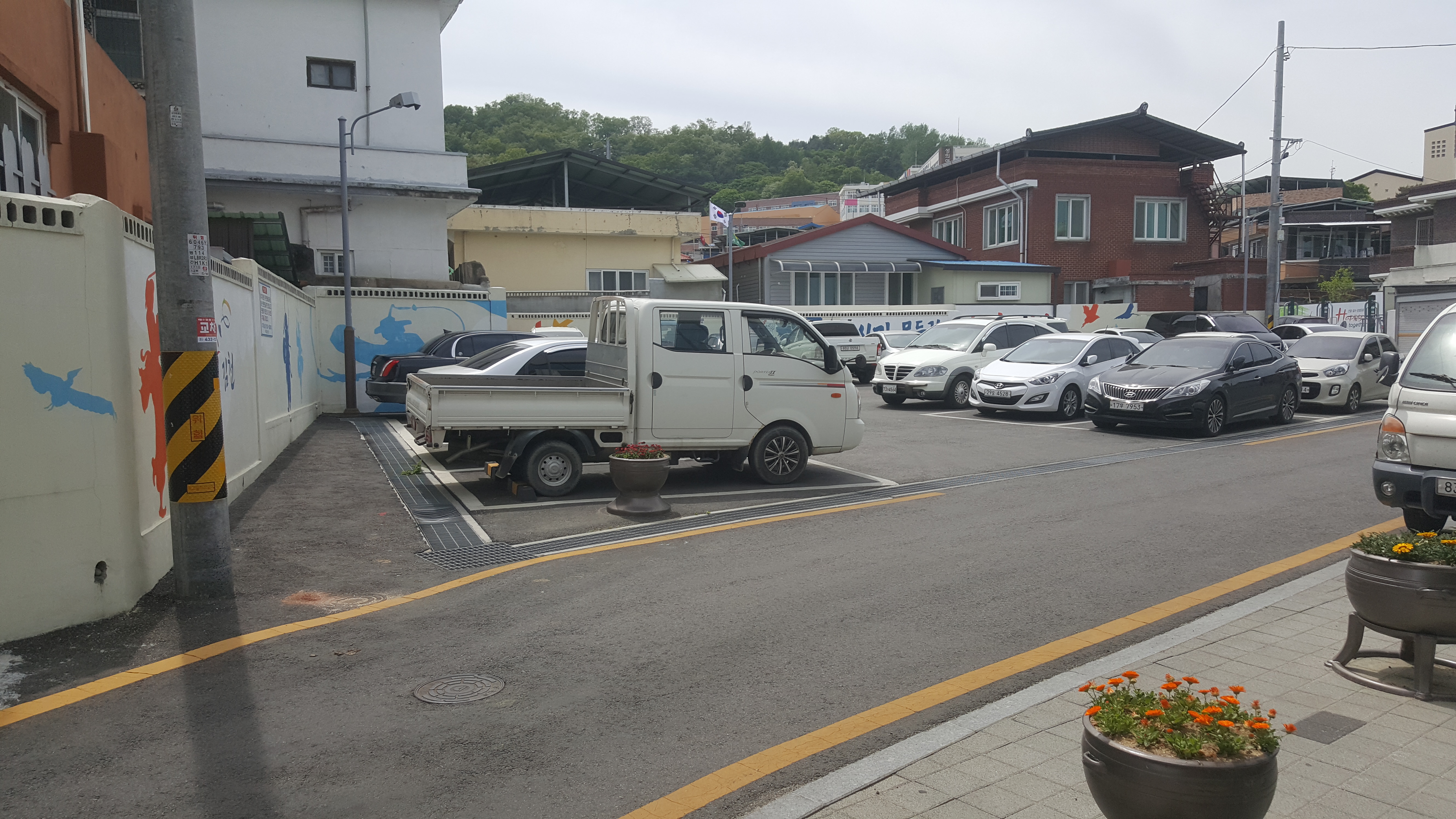 평화남산동행정복지센터 본관앞,옆 주차장