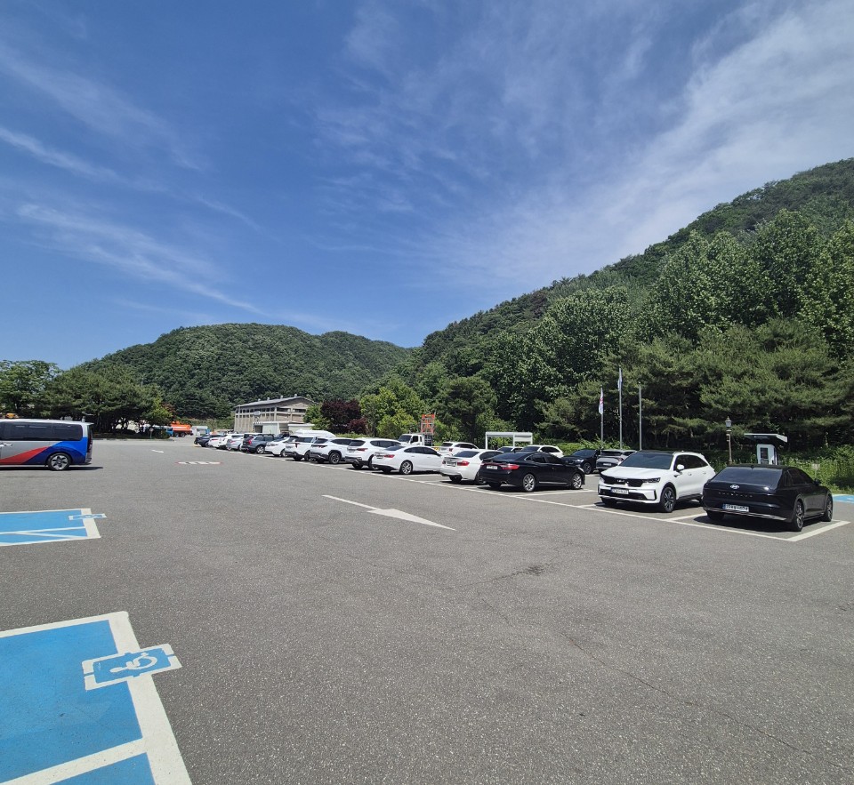 한국도로공사 홍천지사 주차장 1