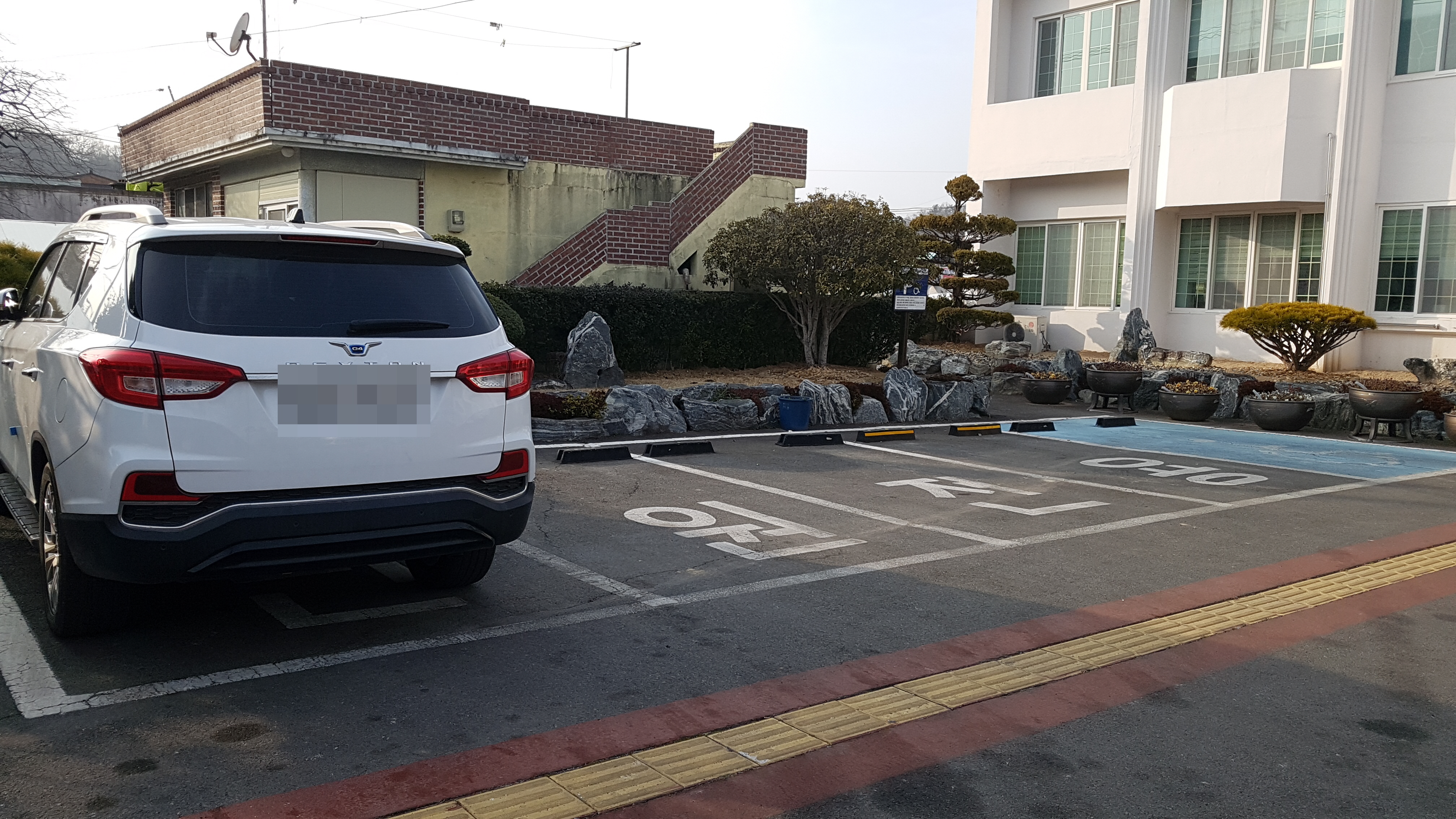 함안면사무소 청사앞…