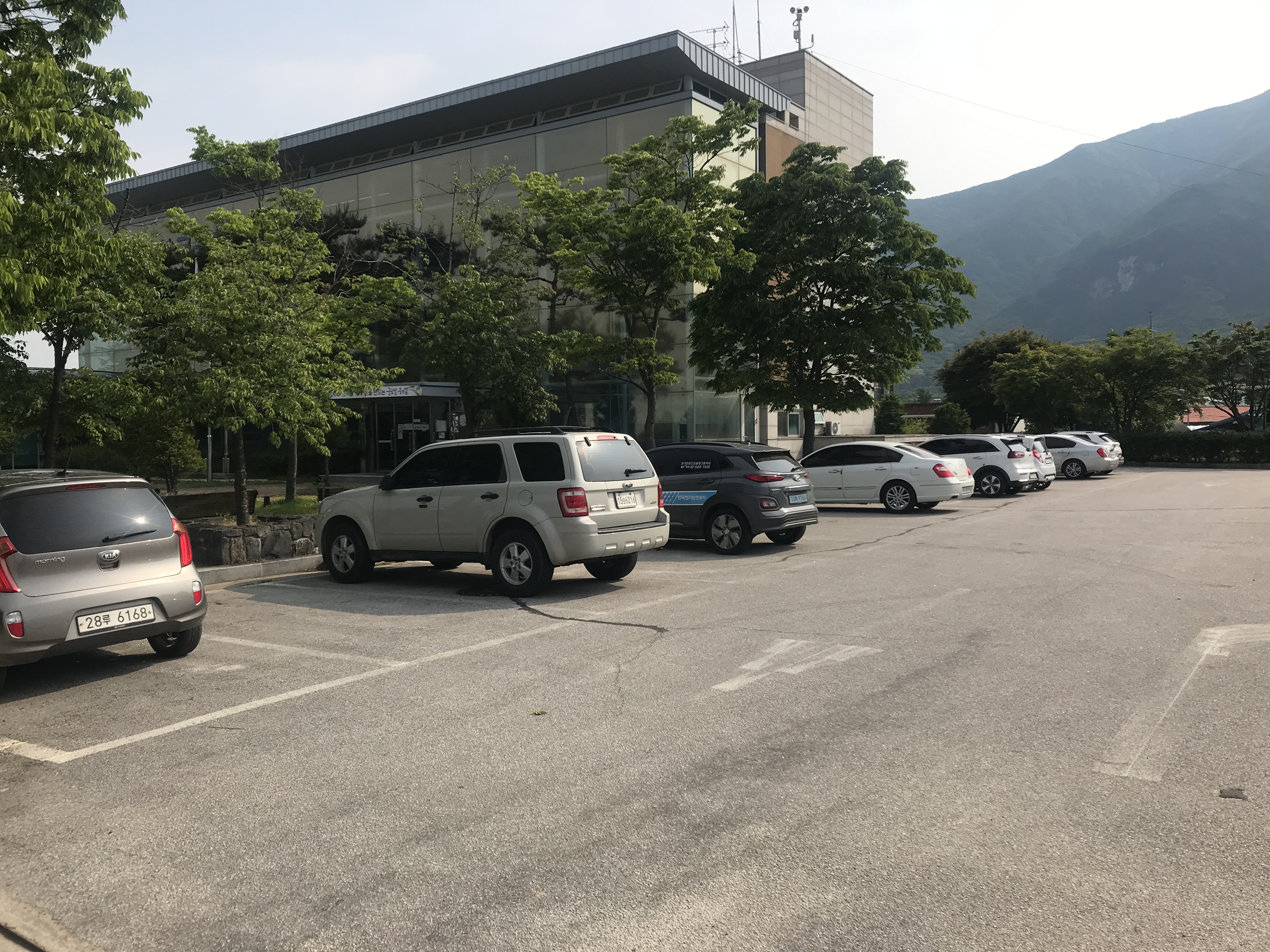 한국농어촌공사 철원지사 청사 앞 3