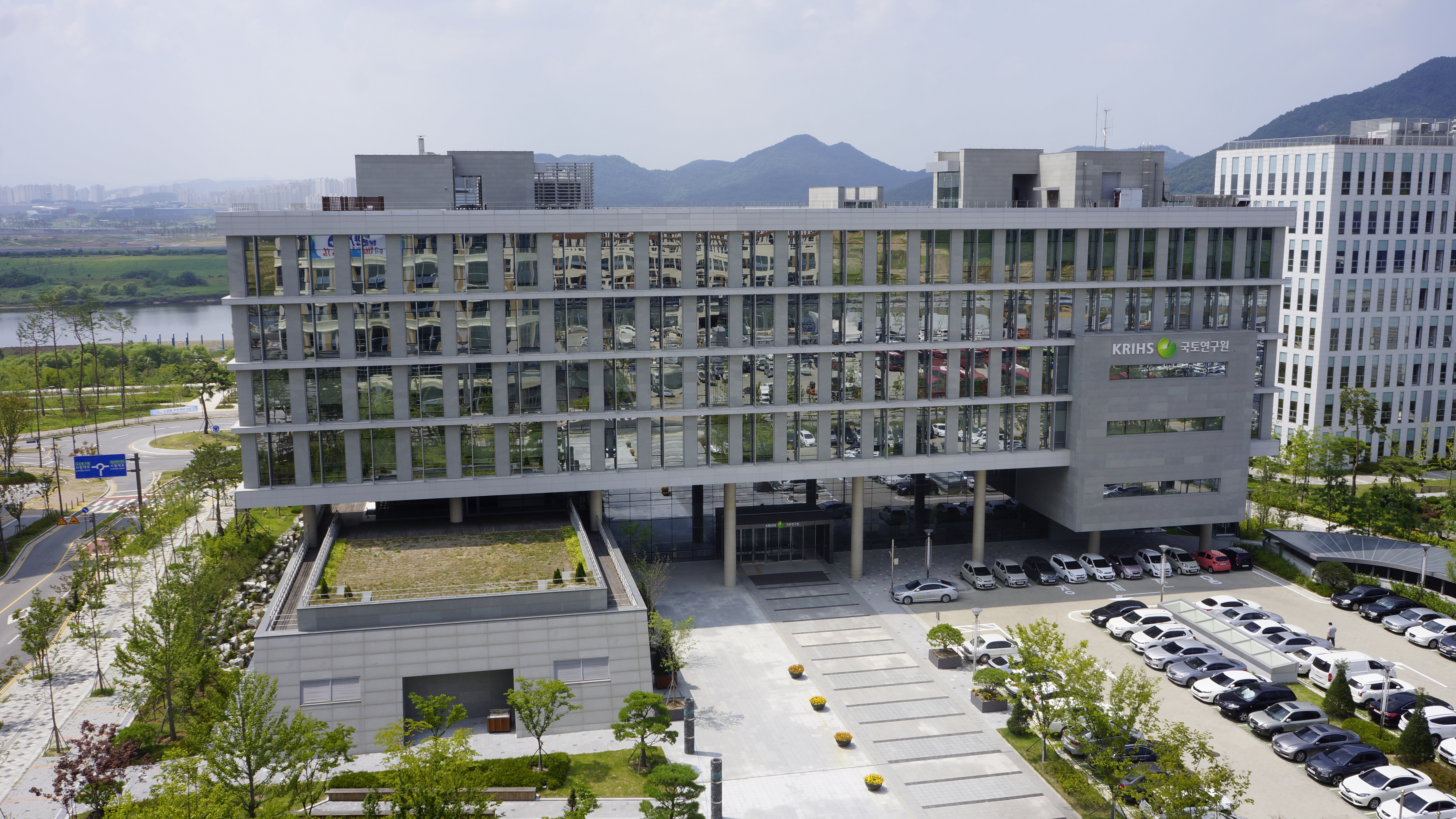 국토연구원 본관앞 …