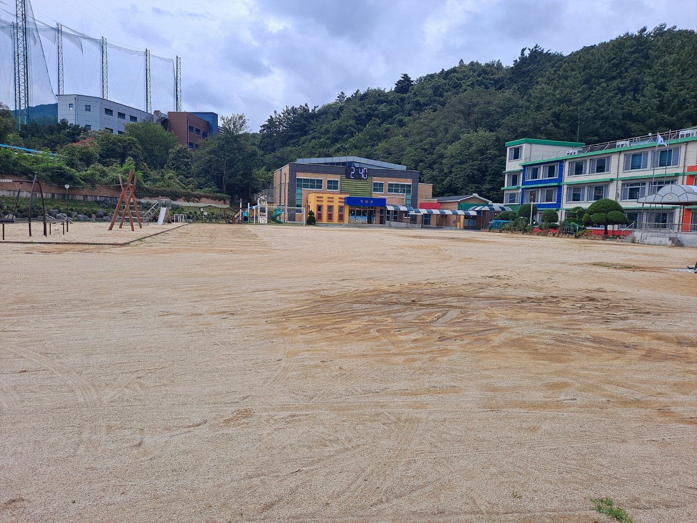 관설초등학교 운동장 1