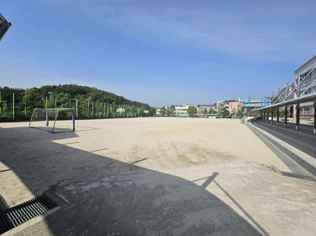 우석중학교 운동장 1