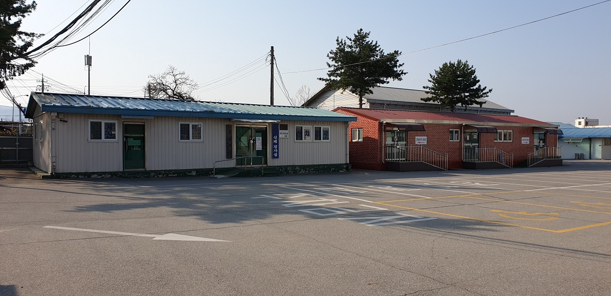 춘천운전면허시험장 본관동 및 민원실동 앞 1