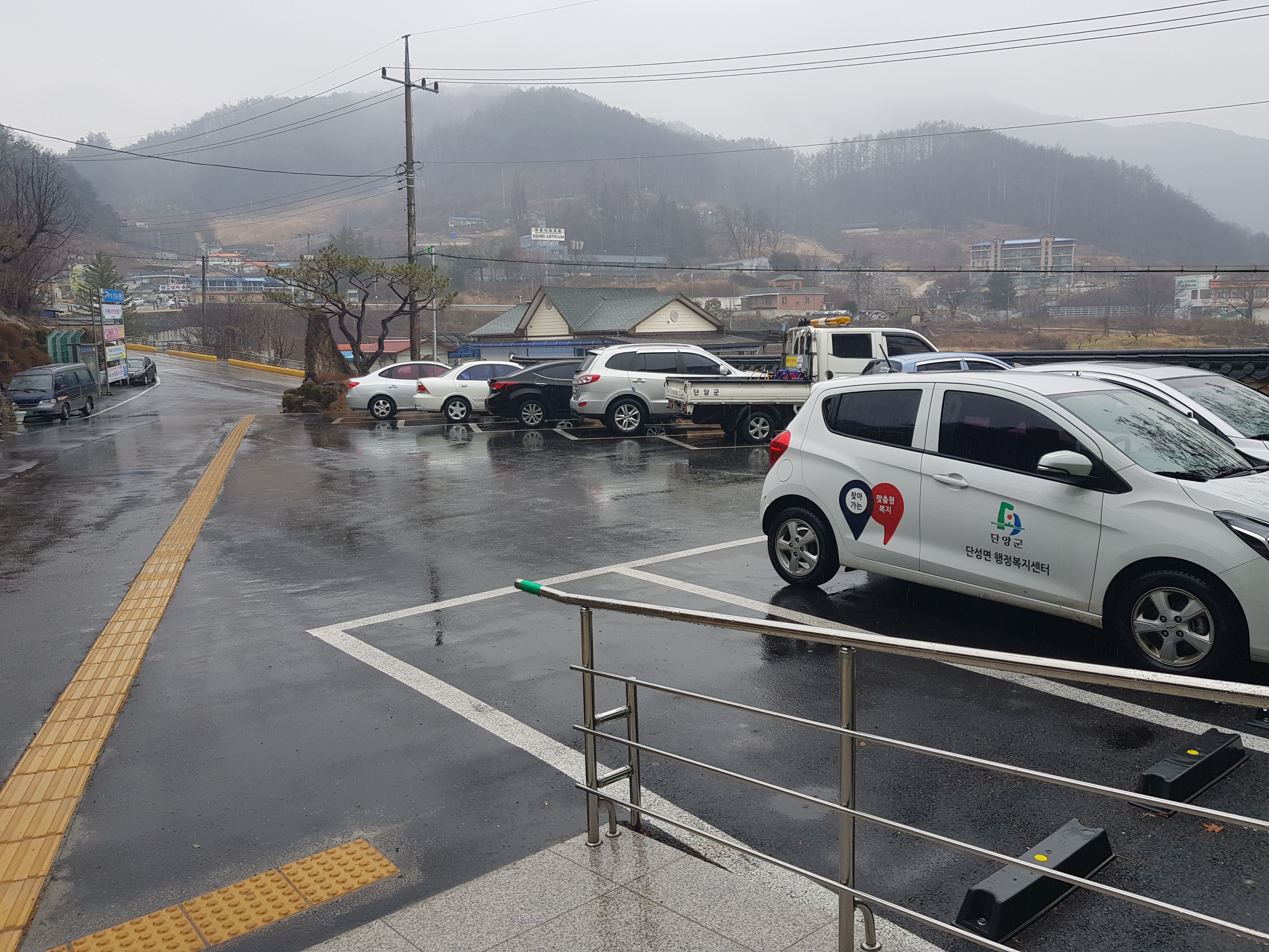 단성면사무소 본관 앞 2