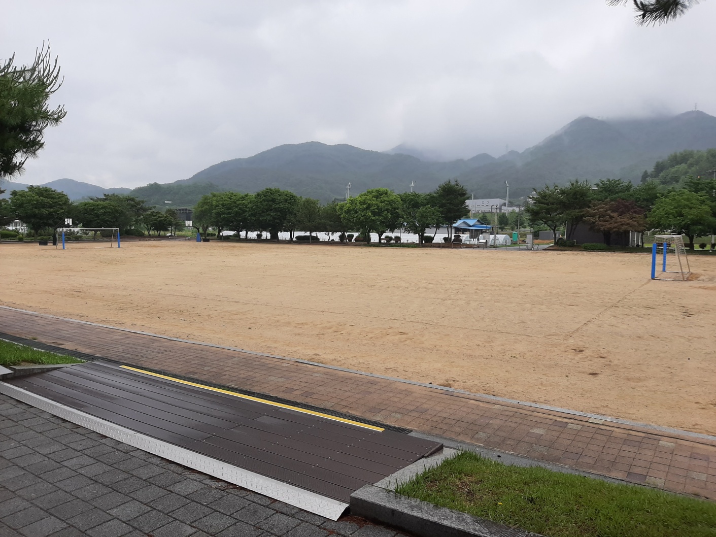 송학중학교 운동장 1