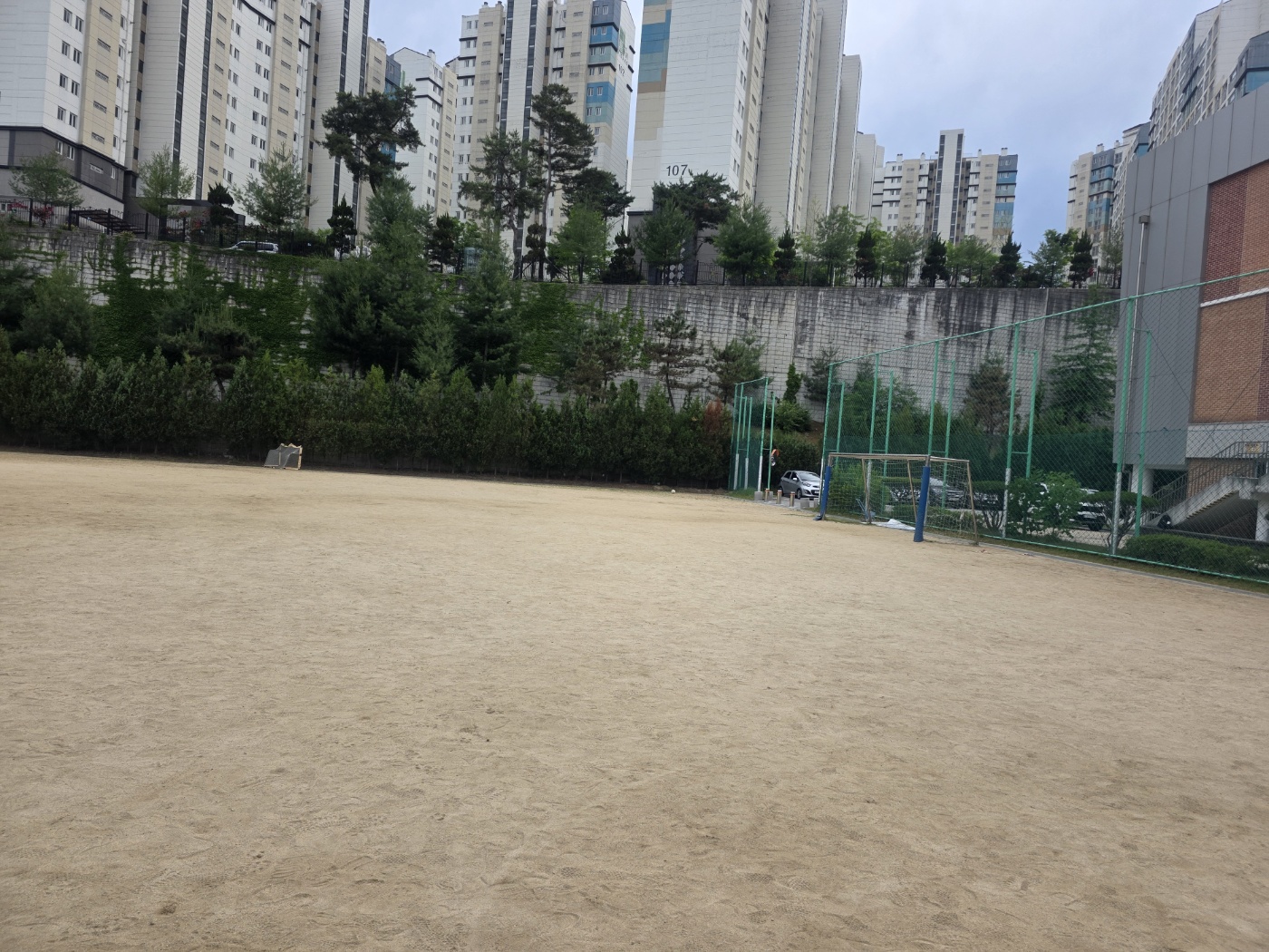 중앙탑중학교 운동장 1