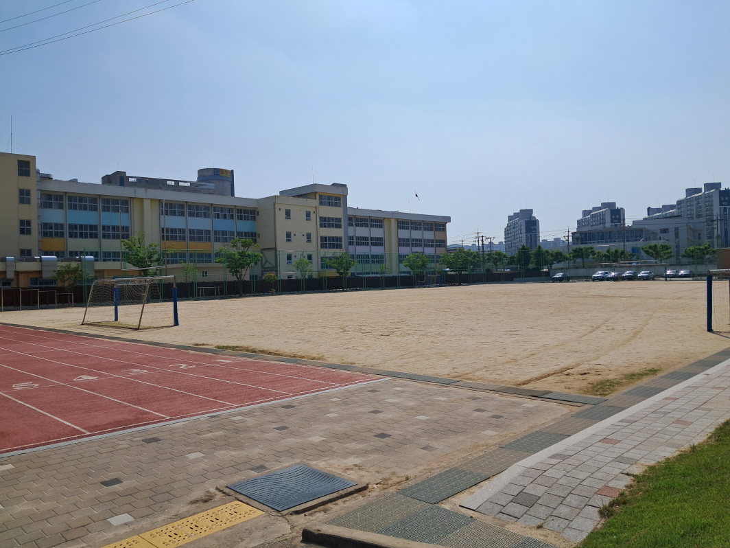 남성중학교 운동장 1