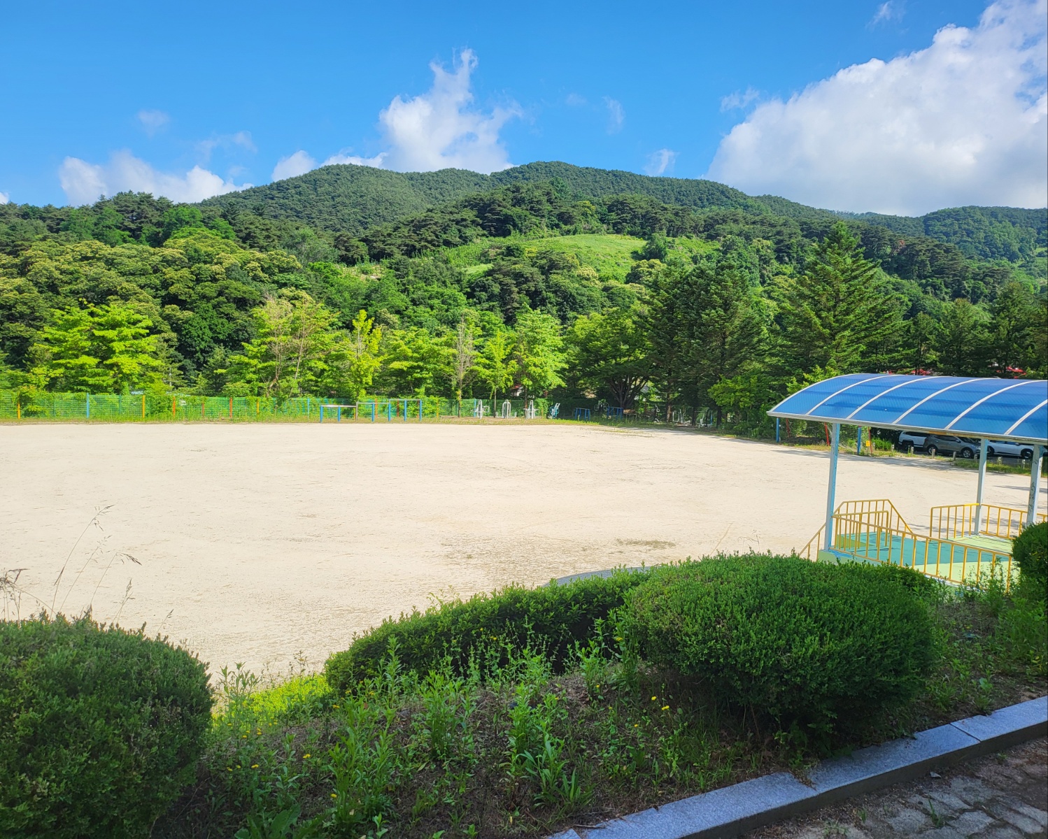 수안보중학교 운동장 1