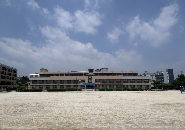 운천초등학교 운동장 1