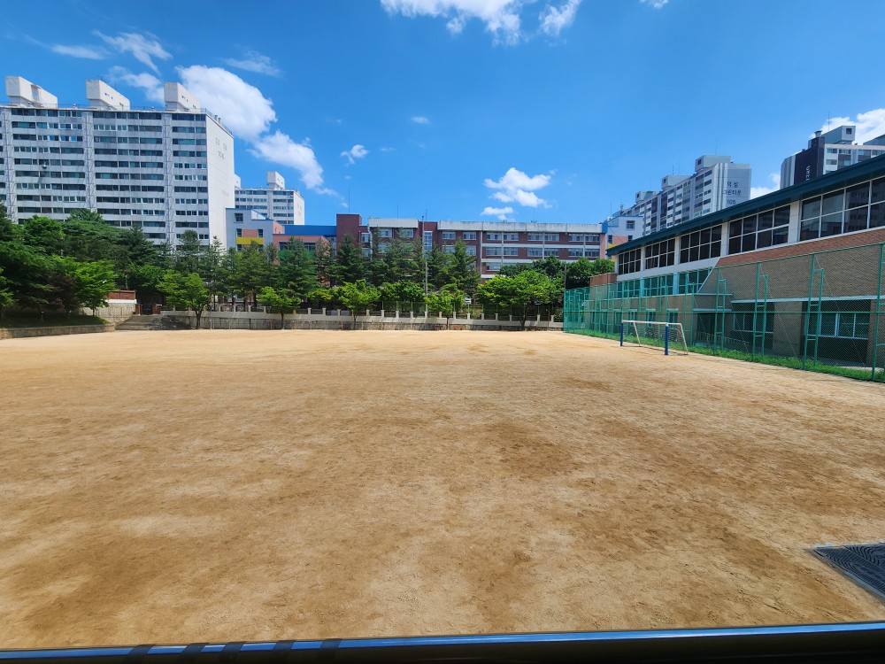 용암중학교 운동장 1