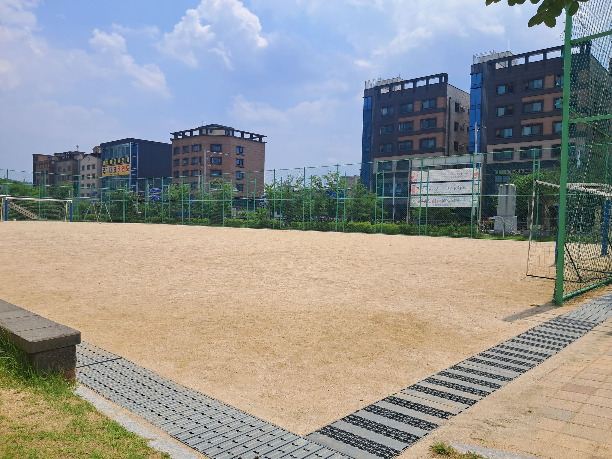 충주대소원초중학교 운동장 1