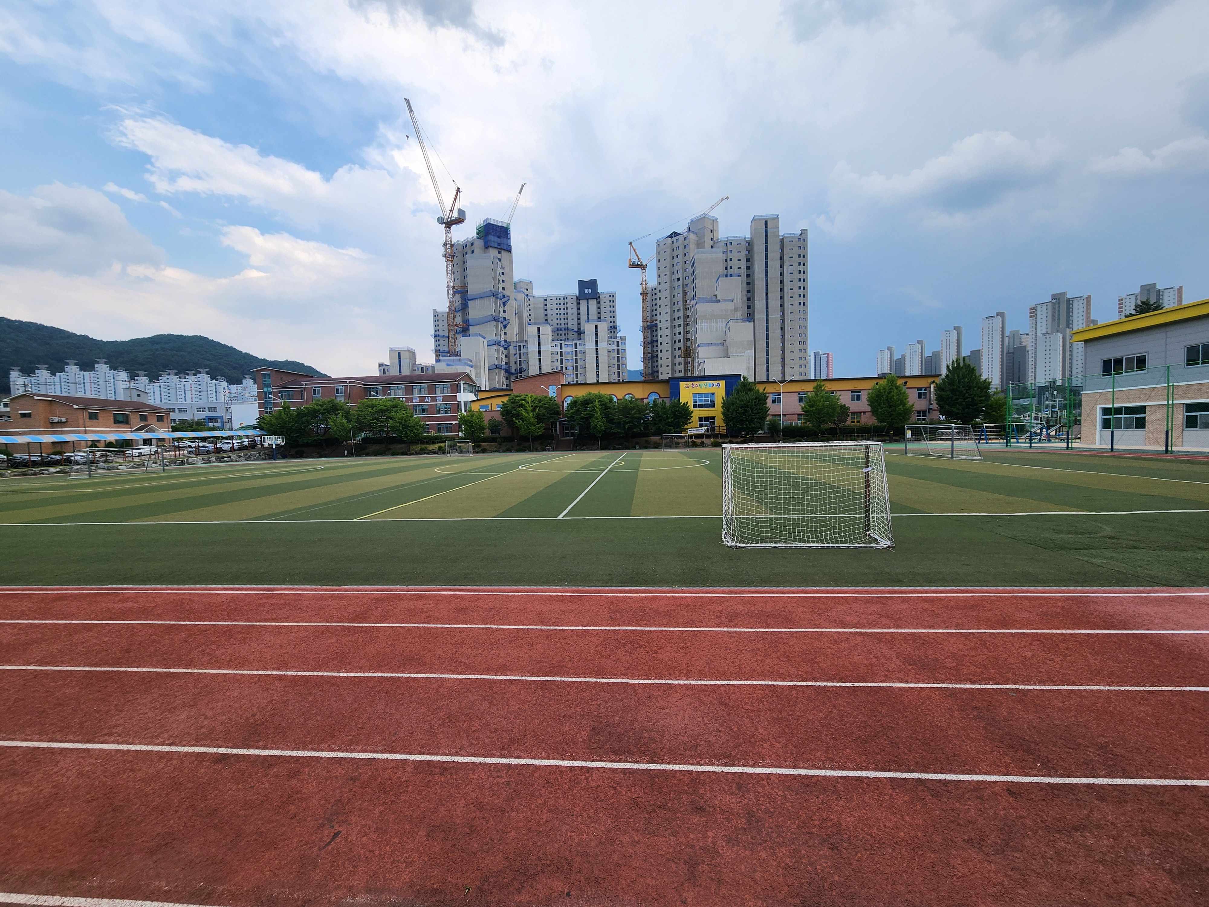 충주남산초등학교 운동장 1