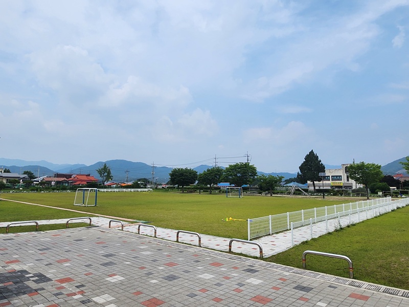 용원초등학교 운동장 1