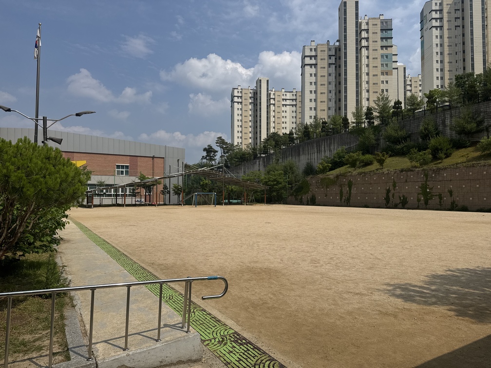 충주중앙탑초등학교 운동장 1