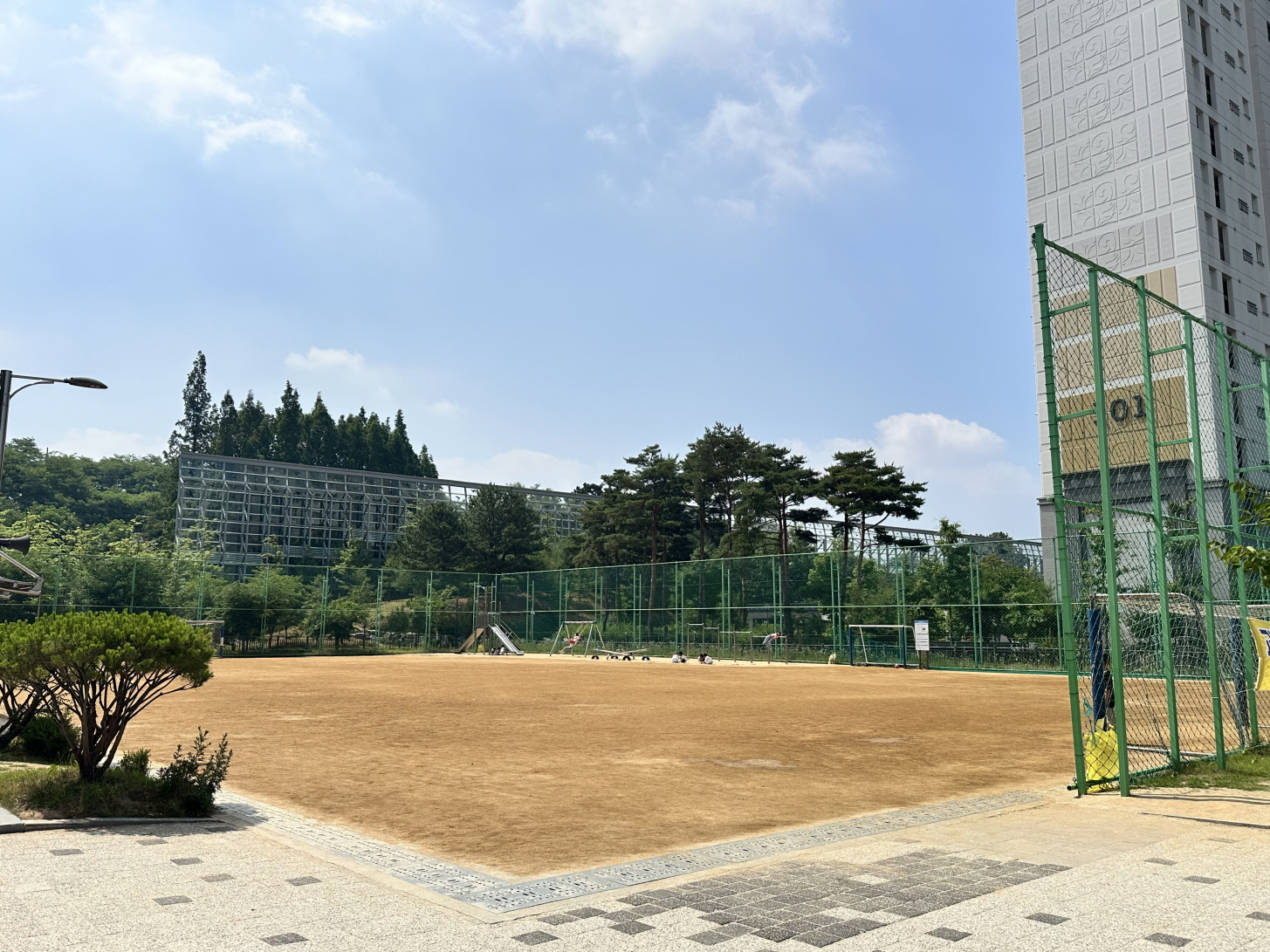 생명초중학교 운동장 1