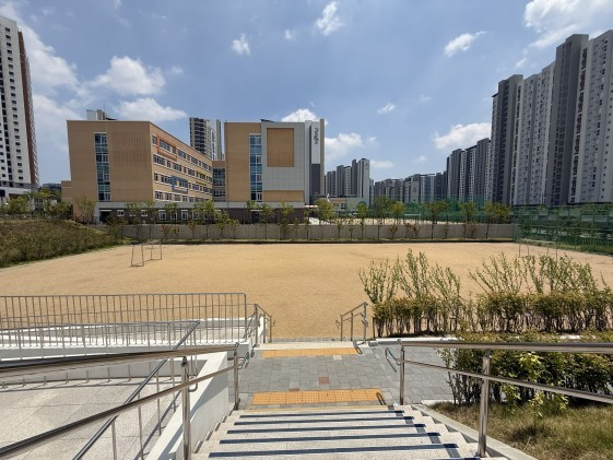 솔강중학교 운동장 1