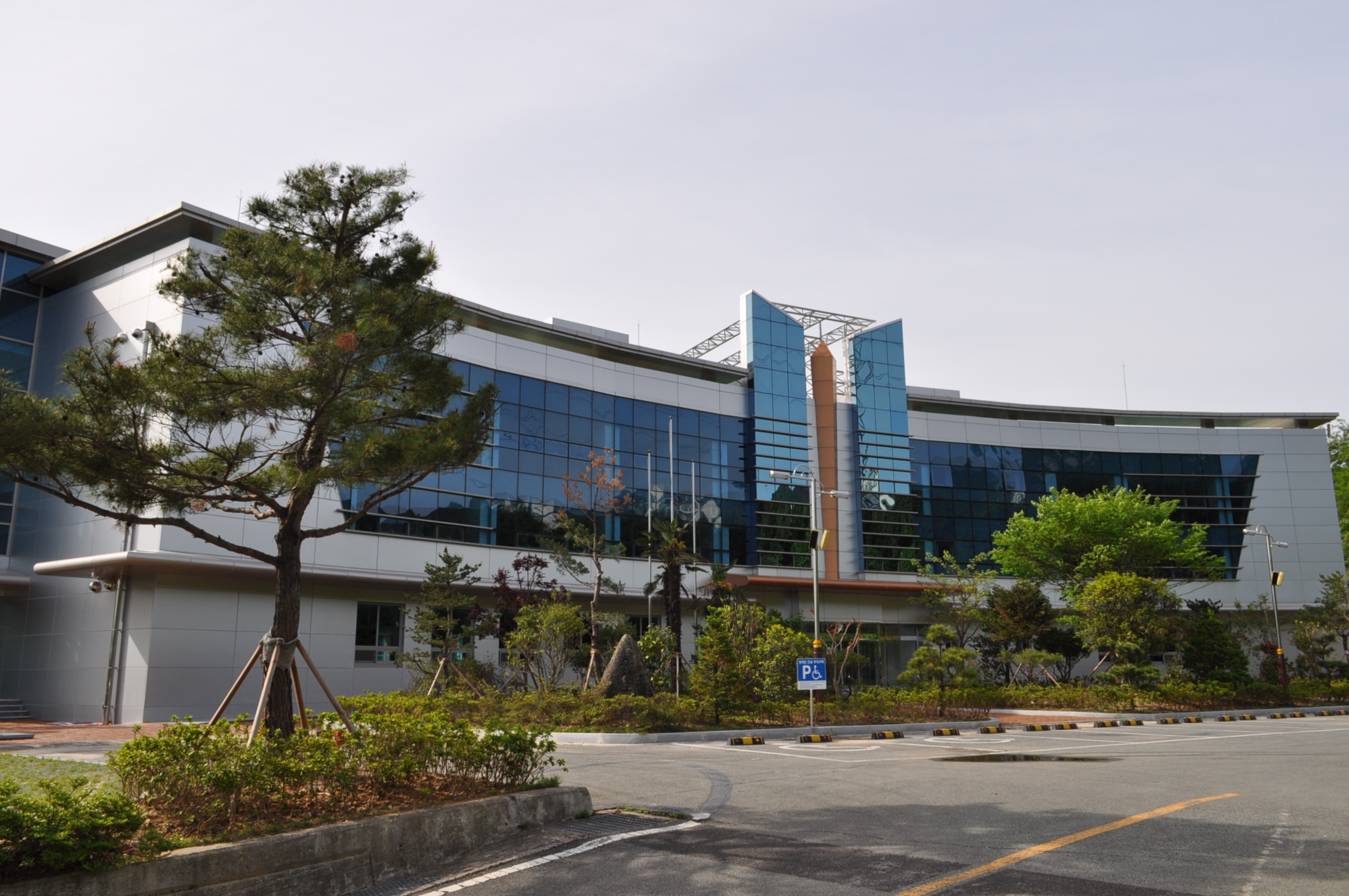 웅상도서관 본관앞 …