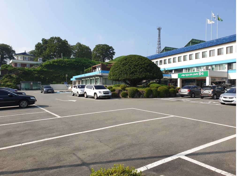 함안군청사 본관앞