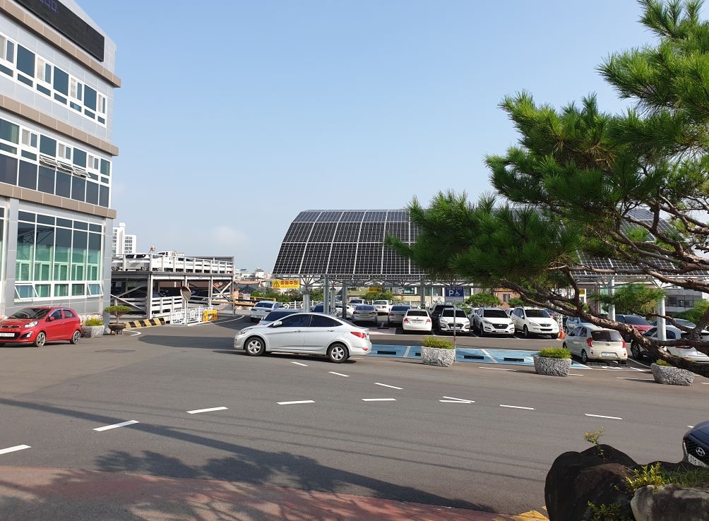 함안군청사 본관앞 3