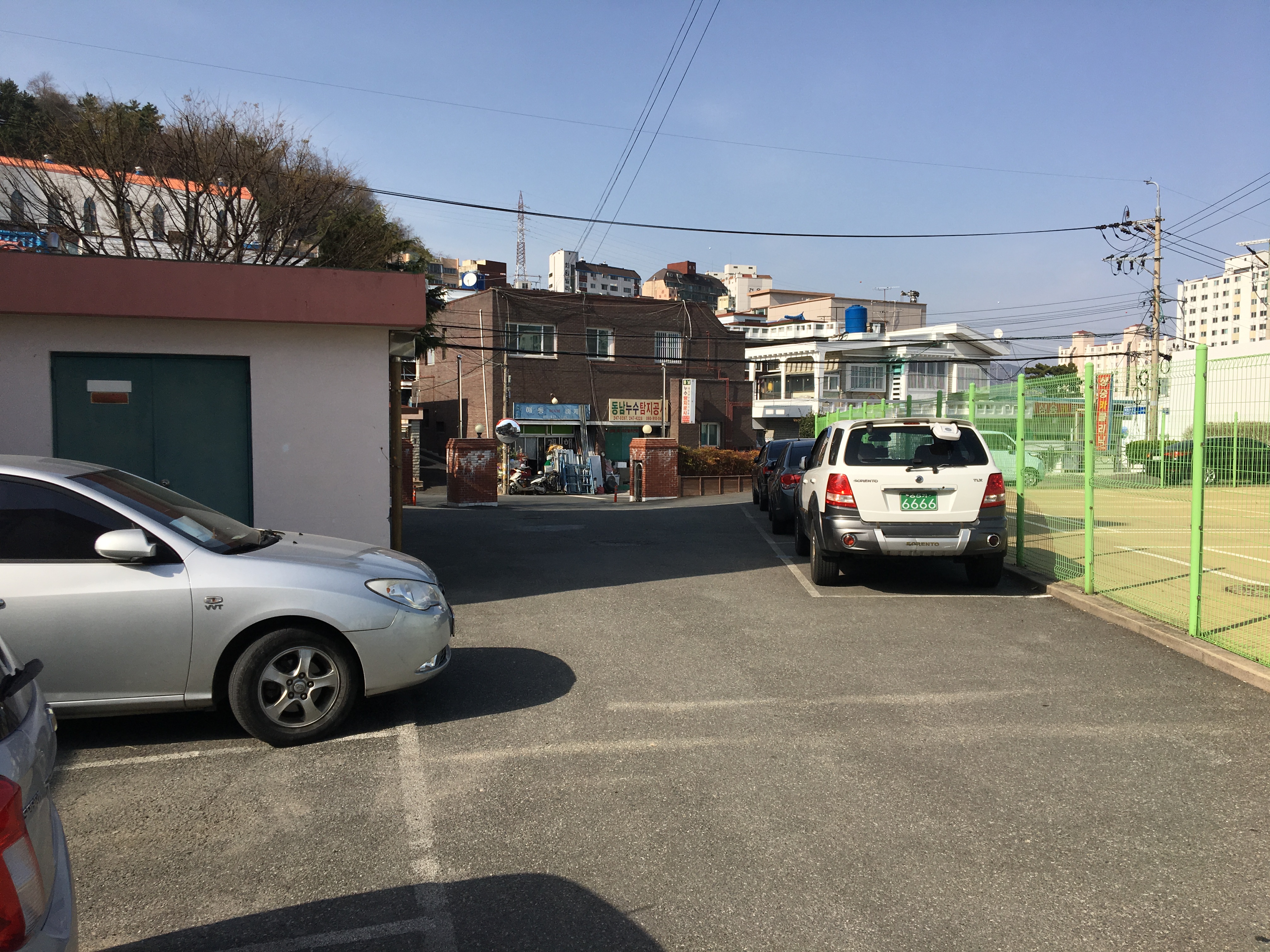 동중학교내 주차장 2