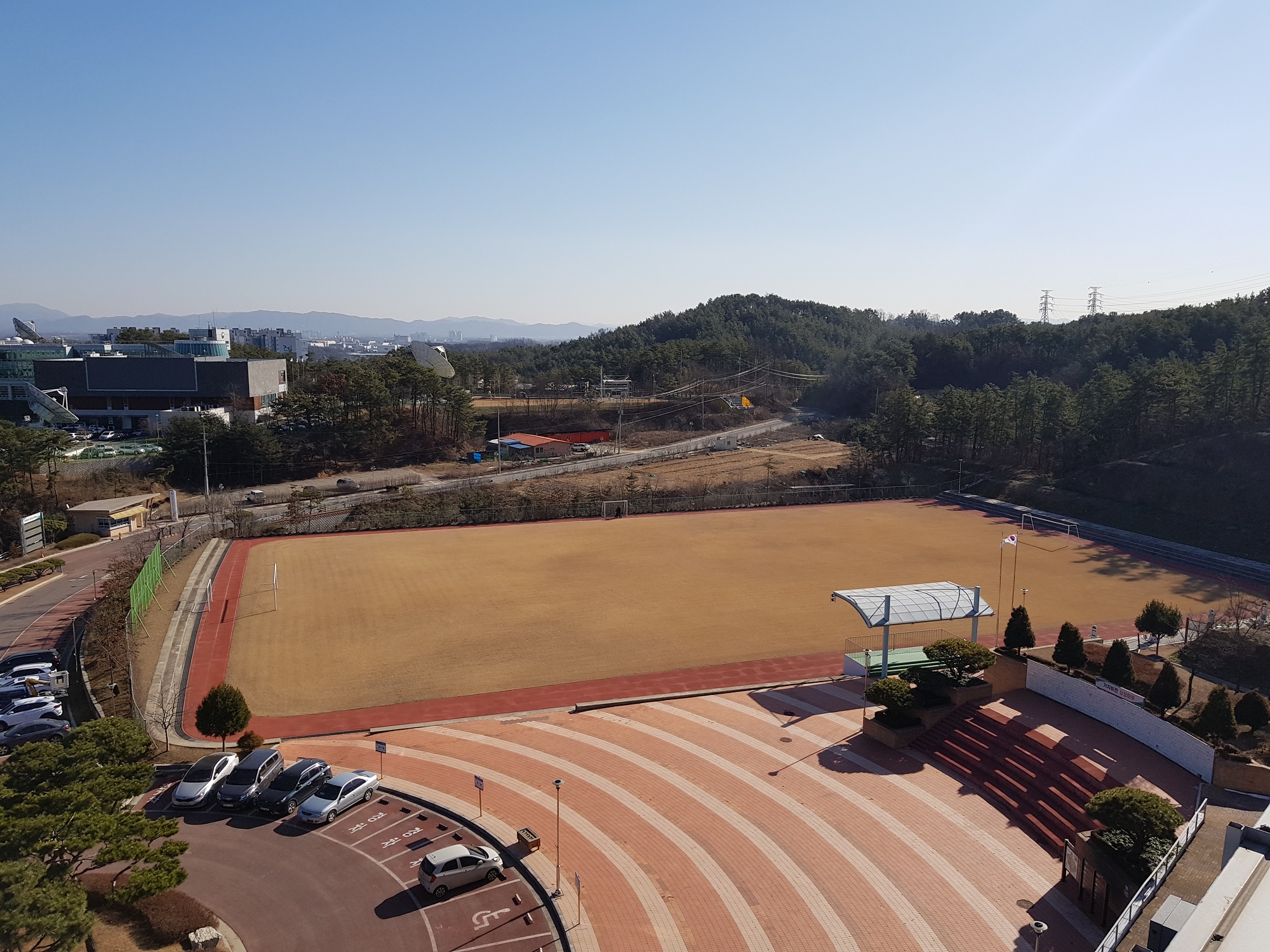 근로복지공단 인재개발원 배움동 정면(운동장) 1