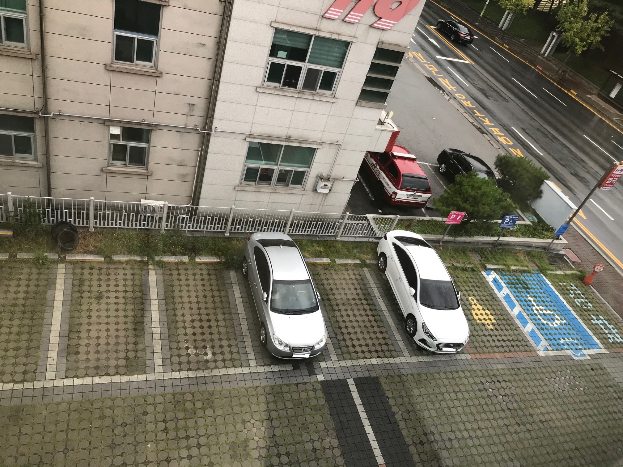 일곡동행정복지센터 본관앞,옆(주차장) 2