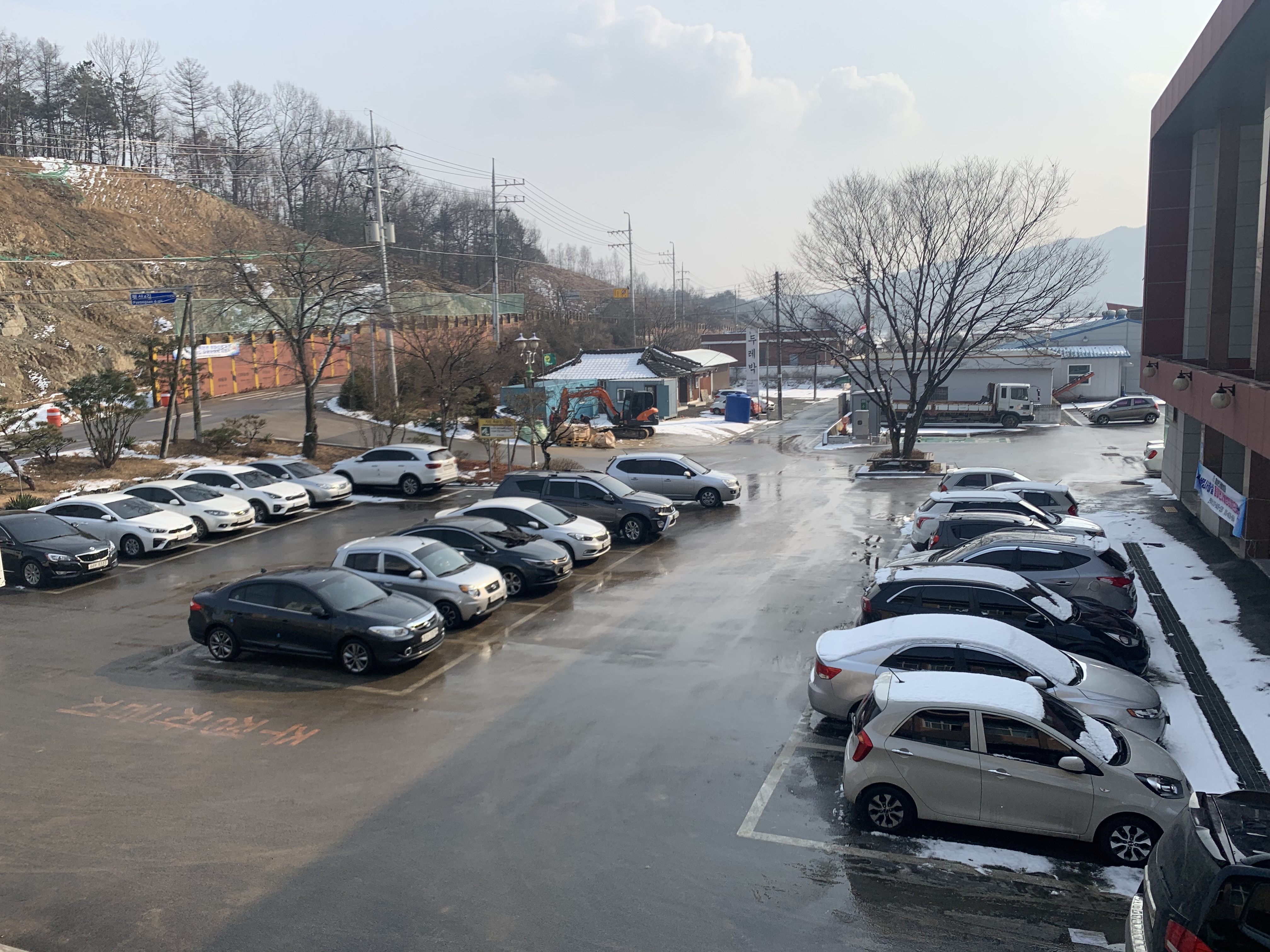 동이면행정복지센터 본관 앞 1