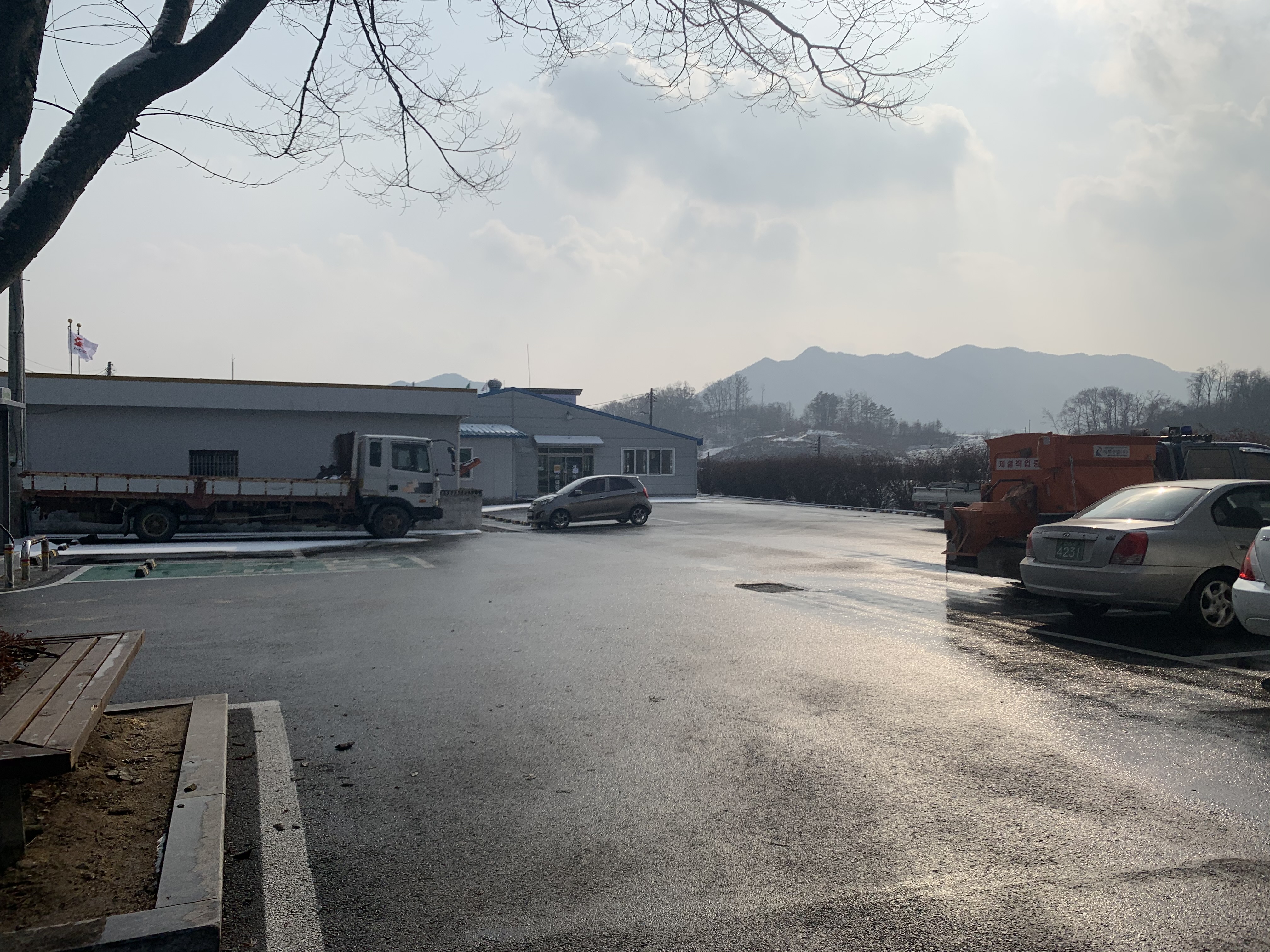 동이면행정복지센터 본관 앞 2