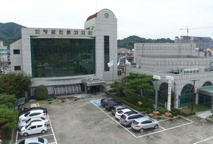 군민문화회관 본관앞…