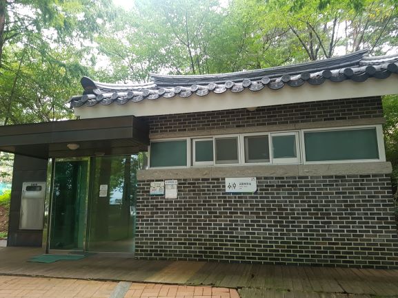 진충사 공중화장실 1