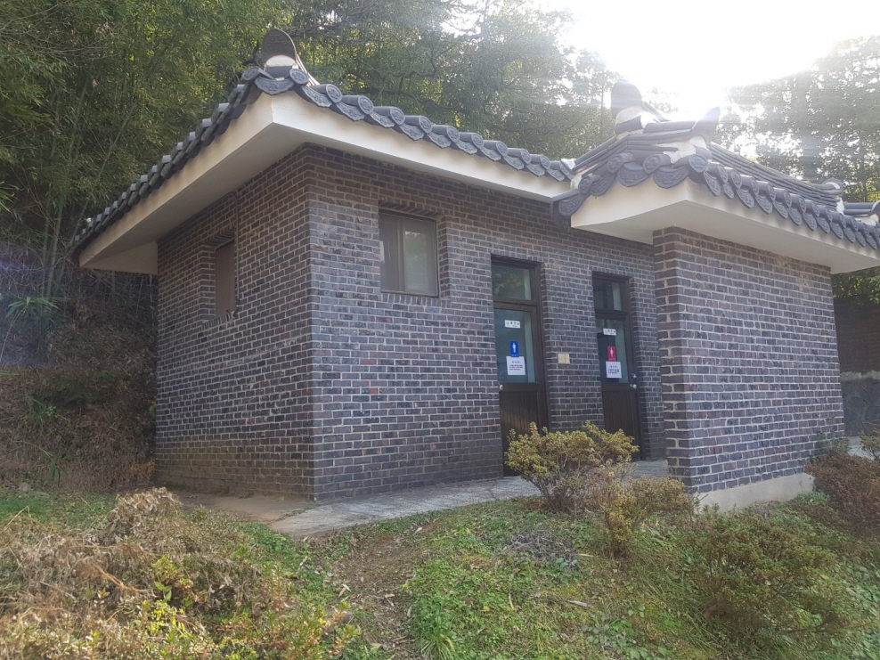 독수정 공중화장실 1