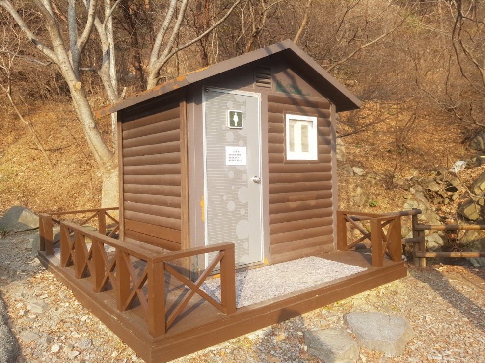한재골 약수터 공중화장실 1