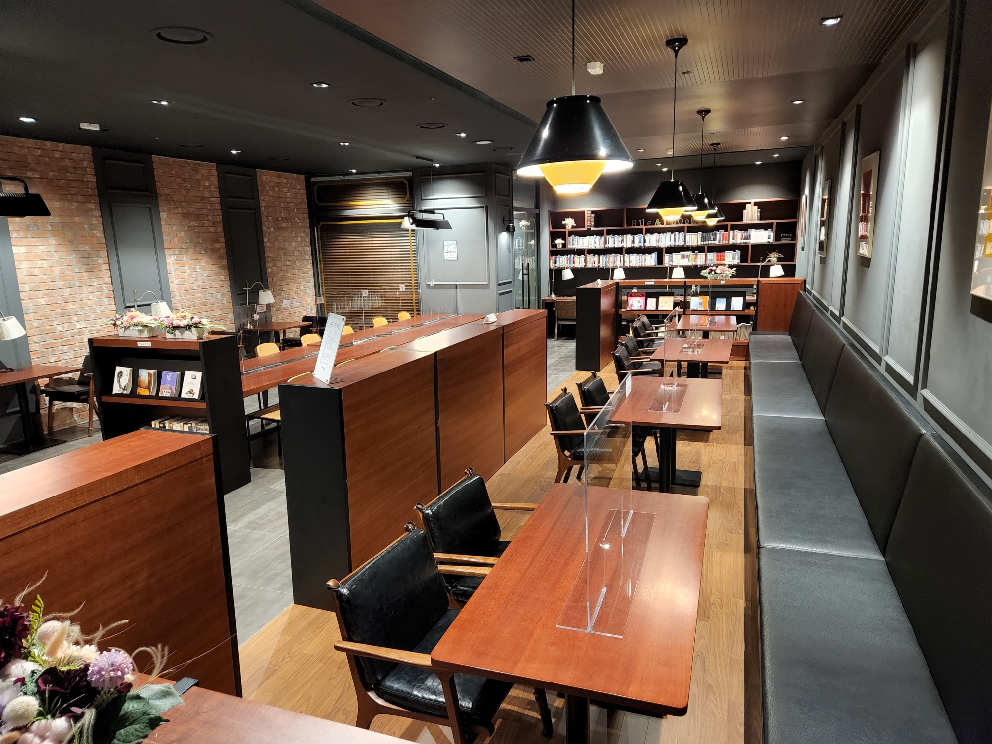 북카페 休&Books 1