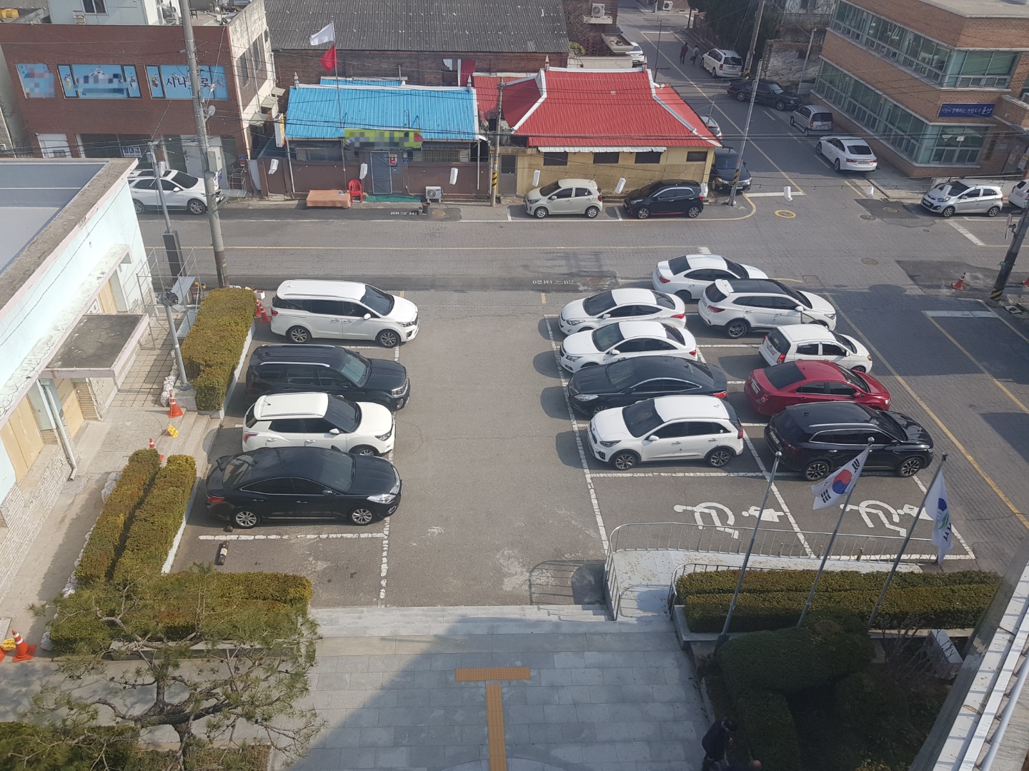 차량등록사업소 본관 앞 2