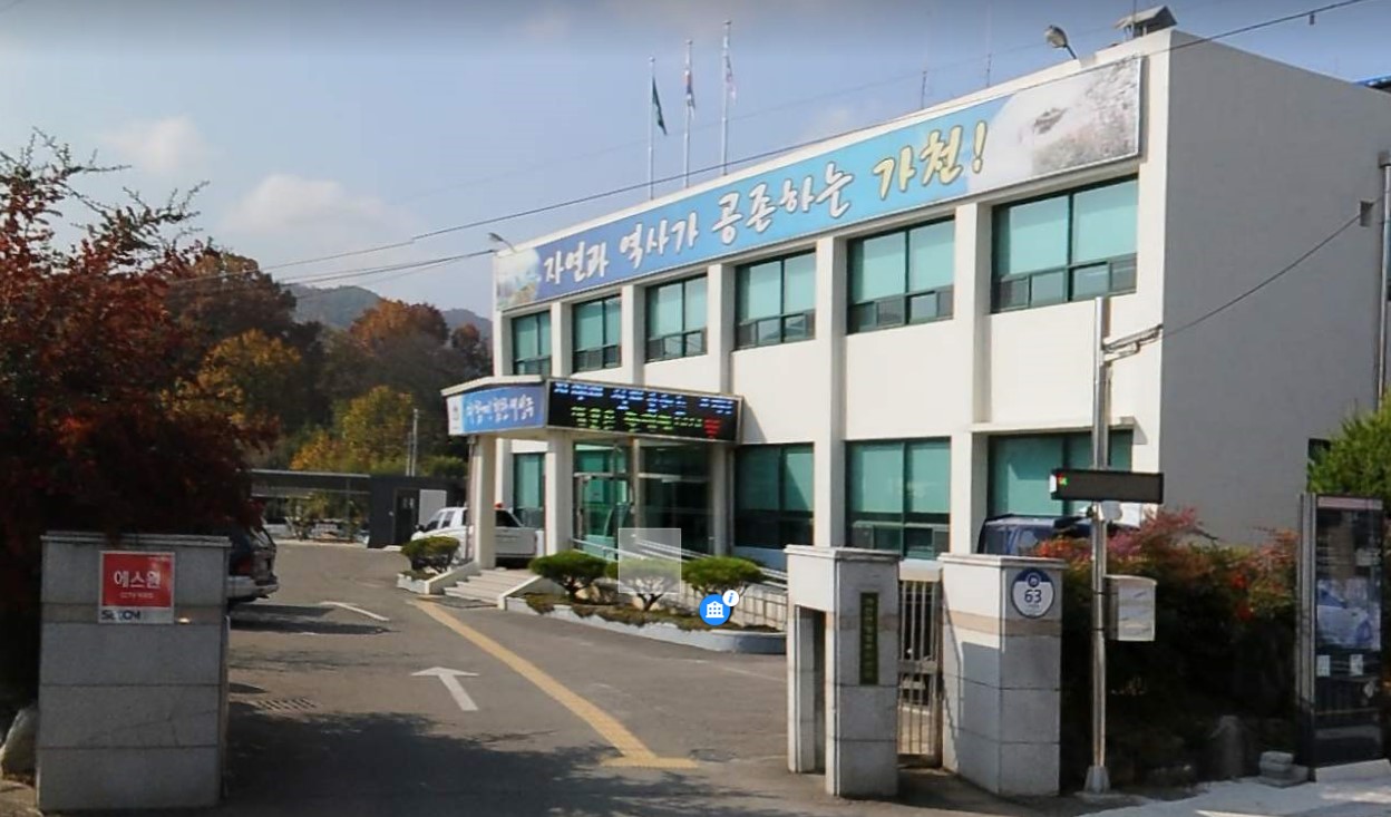 가천면사무소 본관앞…