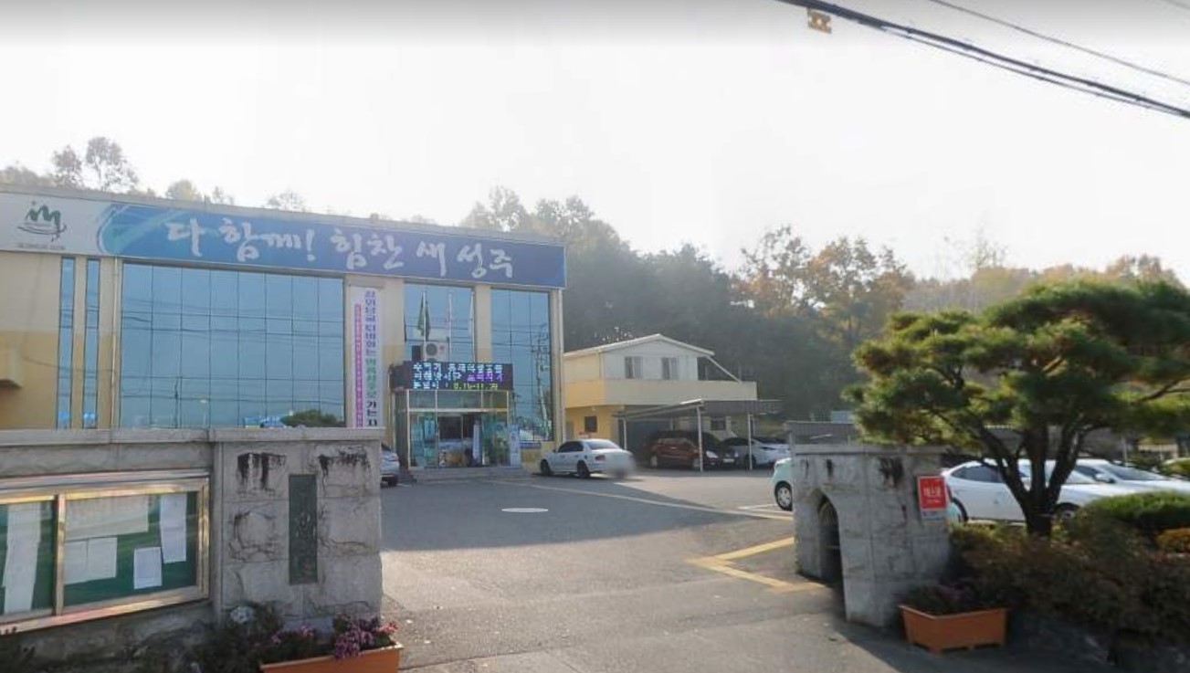 월항면사무소 본관앞…