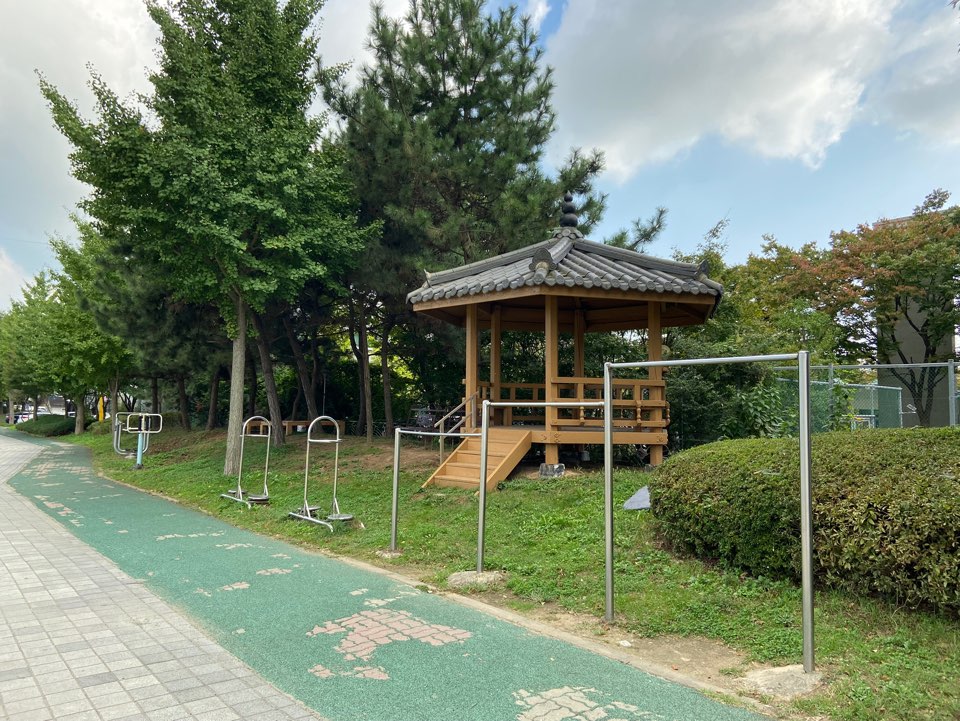 쌈지공원(동문동 우체국 뒤 편 금남로 도로변) 야외체육시설 2