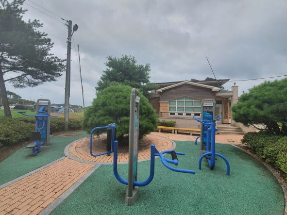 운산5리마을회관 야외운동기구 1