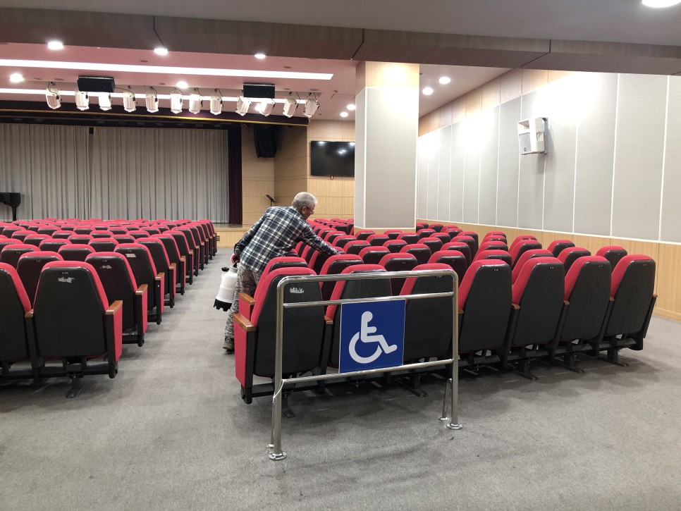동구청 본관1층 대강당 1