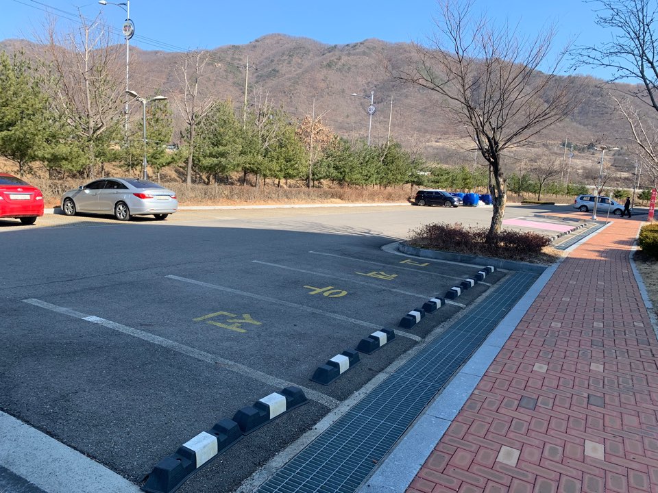 수레울아트홀 주차장…